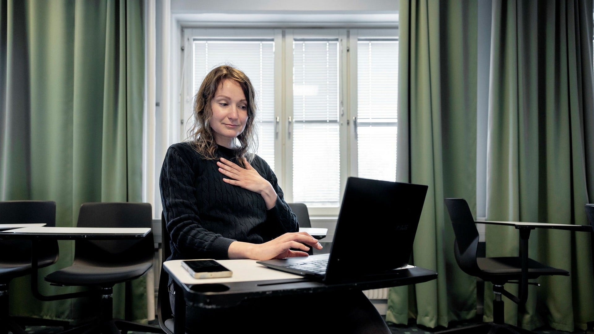 På skärmen följer hon inte bara elevernas skolprestationer utan också deras flykt. ”Jag ser på möblemang och inredning i bakgrunden att de flytt utomlands – men ibland också att de återvänt till Ukraina”.