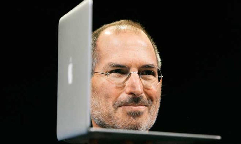 Jobs presenterade Macbook air 2008.