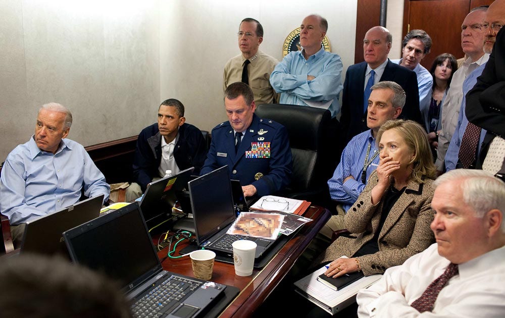 Via tv-länk och en kamera placerad på en soldathjälm följer USA:s president Barack Obama operationen där Usama bin Ladin dödas.