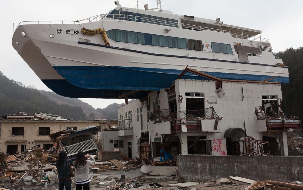 En kraftig tsunami slår till mot Japans kust och orsakar stora skador på bland annat kärnkraftverket Fukushima.