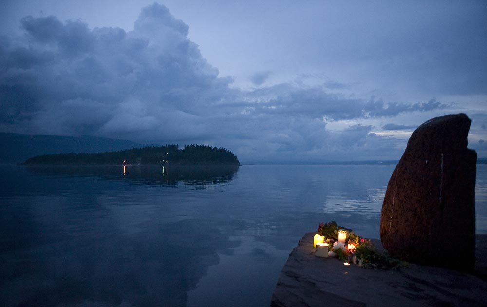 Ljus har tänts vid stranden till minne av dem som dödades på Utøya.