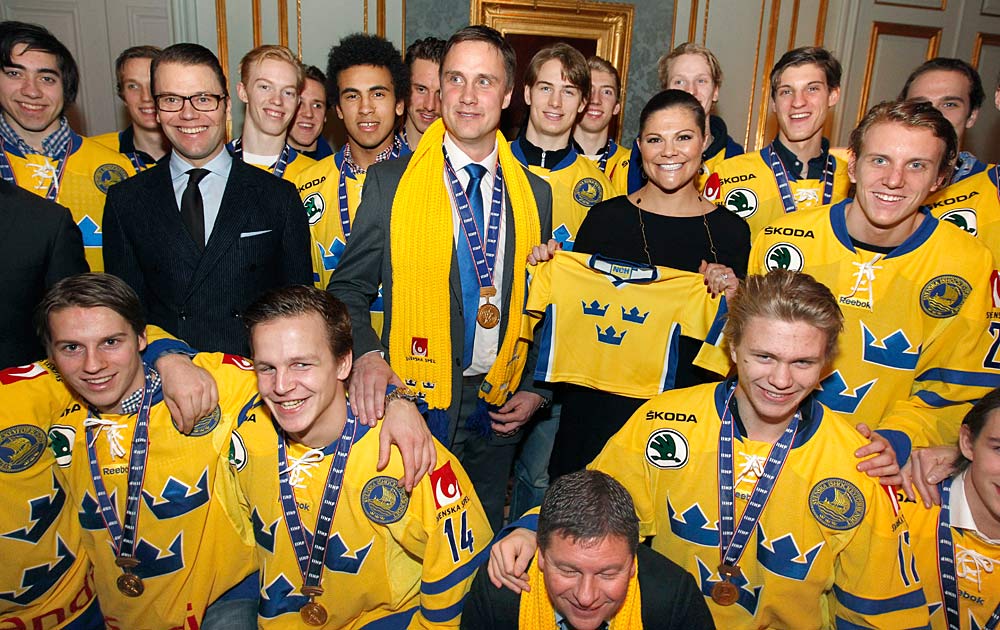 Juniorlandslaget tas emot på Stockholms slott av kronprinsessan Victoria och prins Daniel.