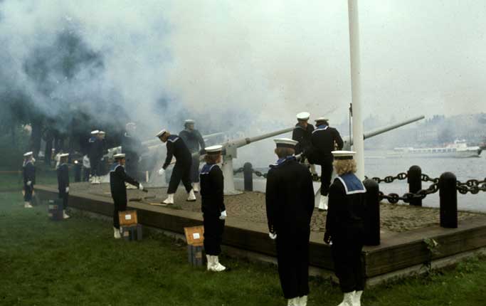Så här såg det ut när flottister på Skeppsholmen sköt salut för kronprinsessan Victoria den 15 juli 1977, dagen efter det att hon föddes.