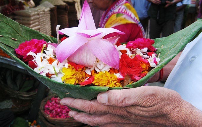 Snart går solen ner och pilgrimerna på Ganges strand gör i ordning små blomster- och ljusbåtar att skicka nedför floden.