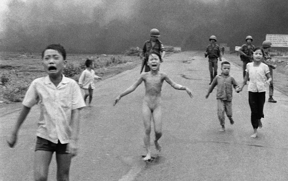 Trang Bang, Vietnam, ett kort ögonblick den 8 juni 1972. En av krigshistoriens mest symbolmättade bilder tas.