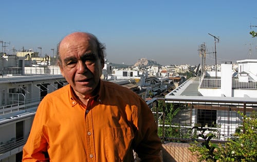 ”Det är sorgligt, politikerna talar vitt och brett om allt, även att kulturen är värd att värnas, men jag undrar om de ens vet vad kultur är.” Författaren Thanasis Valtinos.