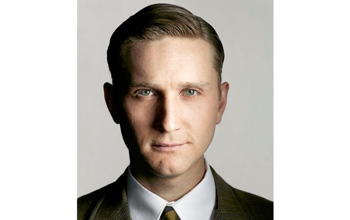 ...gestaltas av Aaron Staton.