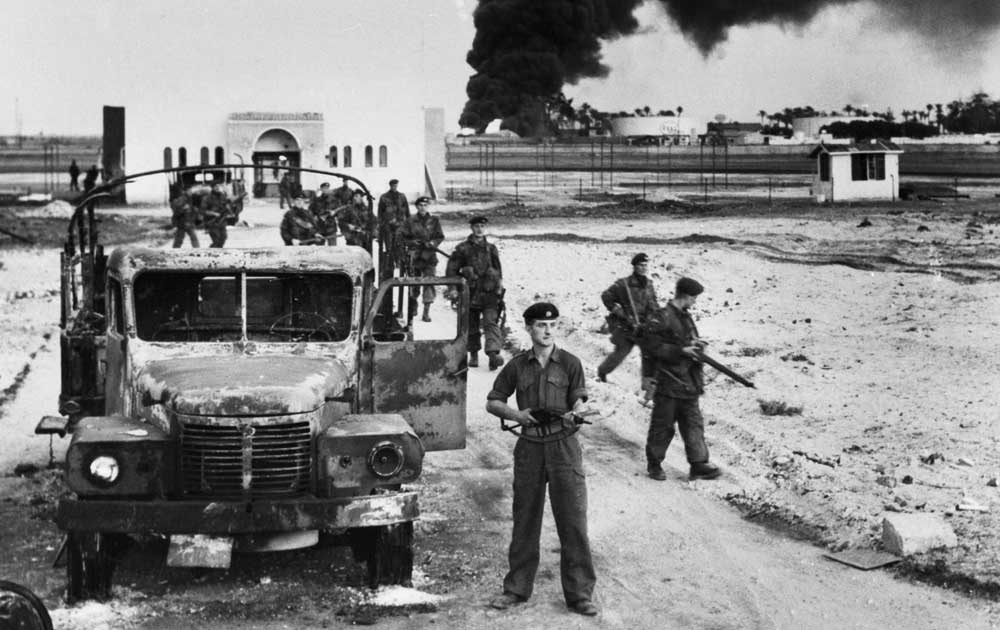 Port Said, Egypten, november 1956. På bilden brittiska trupper som tillsammans med franska och italienska styrkor återtagit Suezkanalen. När USA vägrat ge stöd till européerna erövrar Nasser kontrollen på nytt.