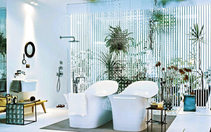 Antikens zinkkar inspirerade Patricia Urquiola när hon designade badkaret ”Axor Urquiola” (bilden närmast) för Hansgrohe, 76 735 kronor.