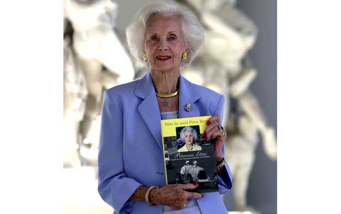 Presenterar boken ”Mitt liv med prins Bertil” 2000.