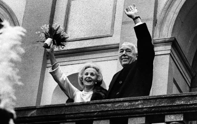 Det nygifta paret vinkar från balkongen på Drottningholms slott den 7 december 1976.