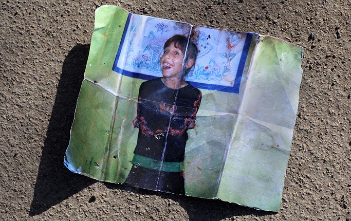 Claudia Sbircea tigger i Stockholm med en bild på handikappade dottern Vandana. På bilden är Vandana 11 år. I dag är hon 14. "Vi har ingen kamera så vi använder en gammal bild.", säger Claudia.