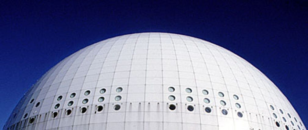 Stockholm Globe Arena säljs till AEG Facilities för tre miljoner kronor.