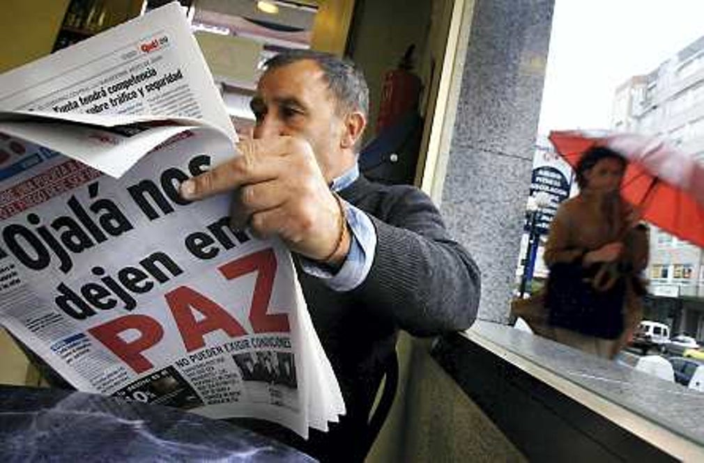 På ett kafé i i Vogo i nordvästra Spanien kunde gästerna läsa ordet fred i tidningarna efter nyheten om Etas vapnevila.