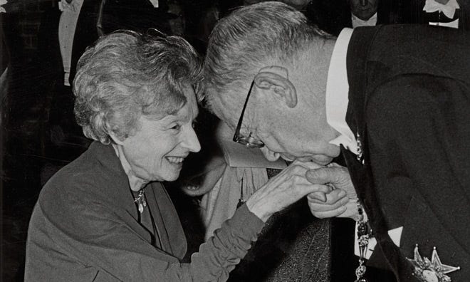 Sachs gratuleras till Nobelpriset av kung Gustaf VI Adolf.