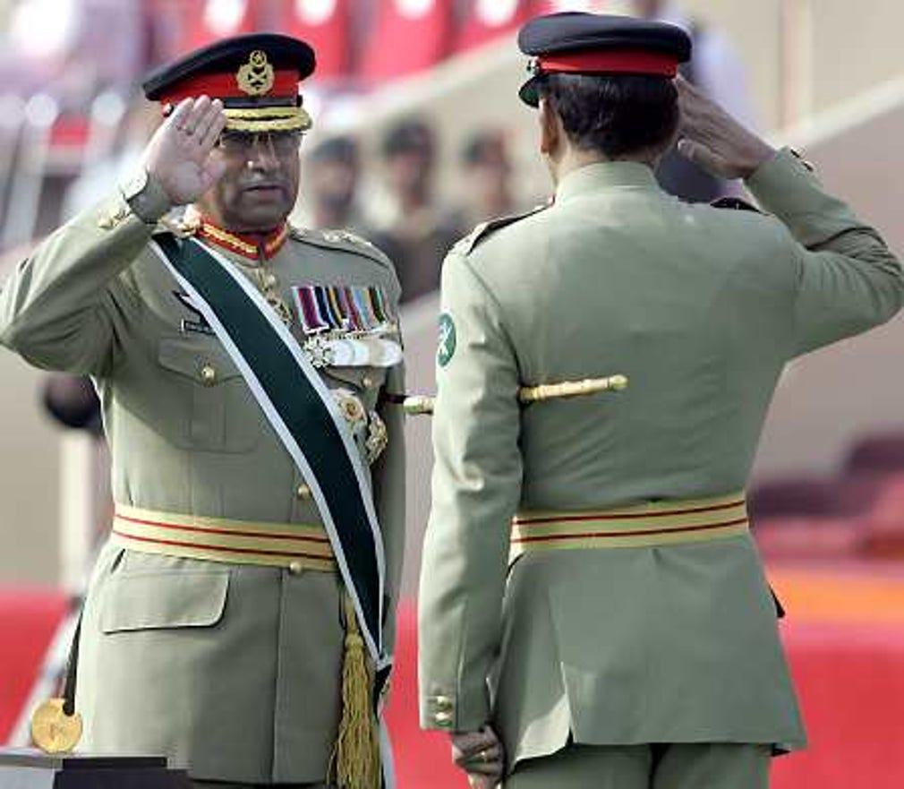 Pervez Musharraf lämnar över till sin handplockade efterträdare, general Ashfaq Kayani.