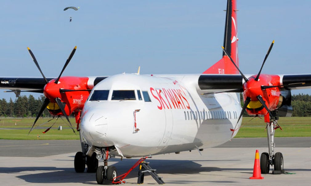En av Skyways Fokker 50 flygplan parkerat på Kristianstad Airport.