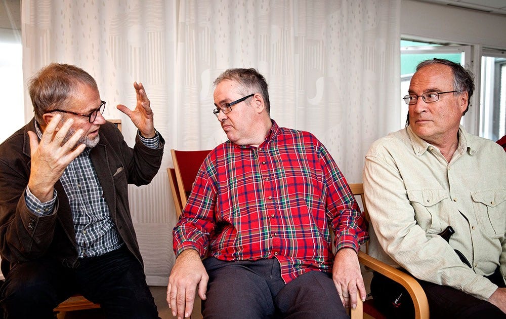 Professor Christian Blomstrand (t v) i samtal med Lars-Göran Högström och Mikael Krantz som pausar under en körövning.