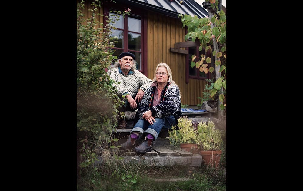 Ian och Ninni lever under existensminium, och får ekonomin att gå ihop genom att äta 85 procent egenodlat.