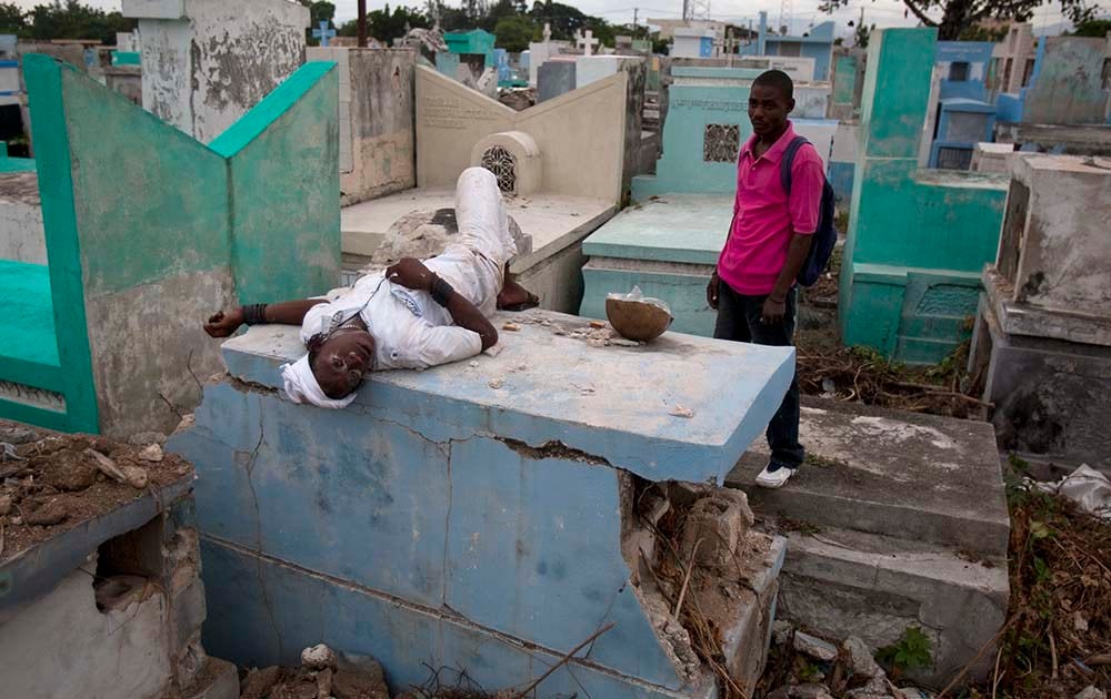 Voodoo-troende sover på grav efter en ritual i Port Au Prince, Haiti.