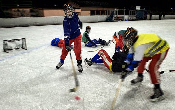 TRÄNAR KYLA I FRYSRUM. För att förbereda sig för kylan i Irkutsk har det somaliska bandylandslaget besökt ett 25 grader kallt frysrum hos en livsmedelsgrossist.