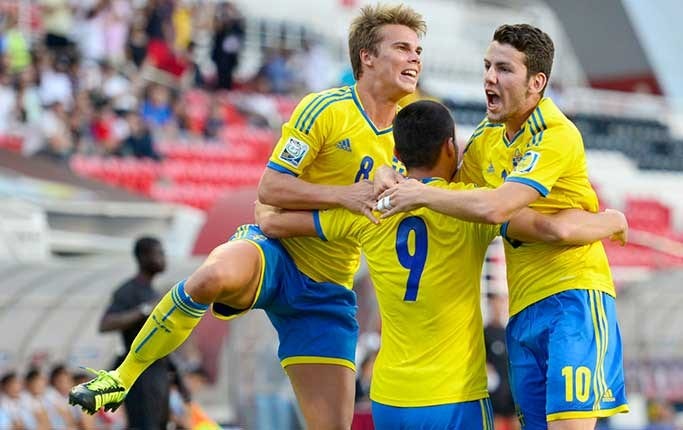 Valmir Berisha (nummer nio) firar sitt 1–0-mål tillsammans med Elias Andersson och Erdal Rakip.