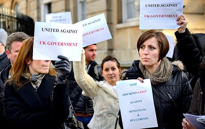 Bulgarer och rumäner som bor och arbetar i Storbritannien demonstrerar mot diskriminering utanför premiärministerns bostad 10 Downing Street i London.