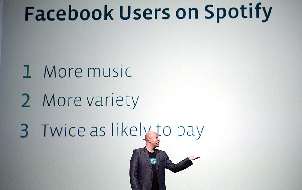 Daniel Ek talar inför utvecklare på Facebook.