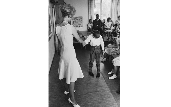 1963 . På skolavslutningen i Bandhagen bockas det blygt för lärarinnan Margaretha Lanerfeldt.