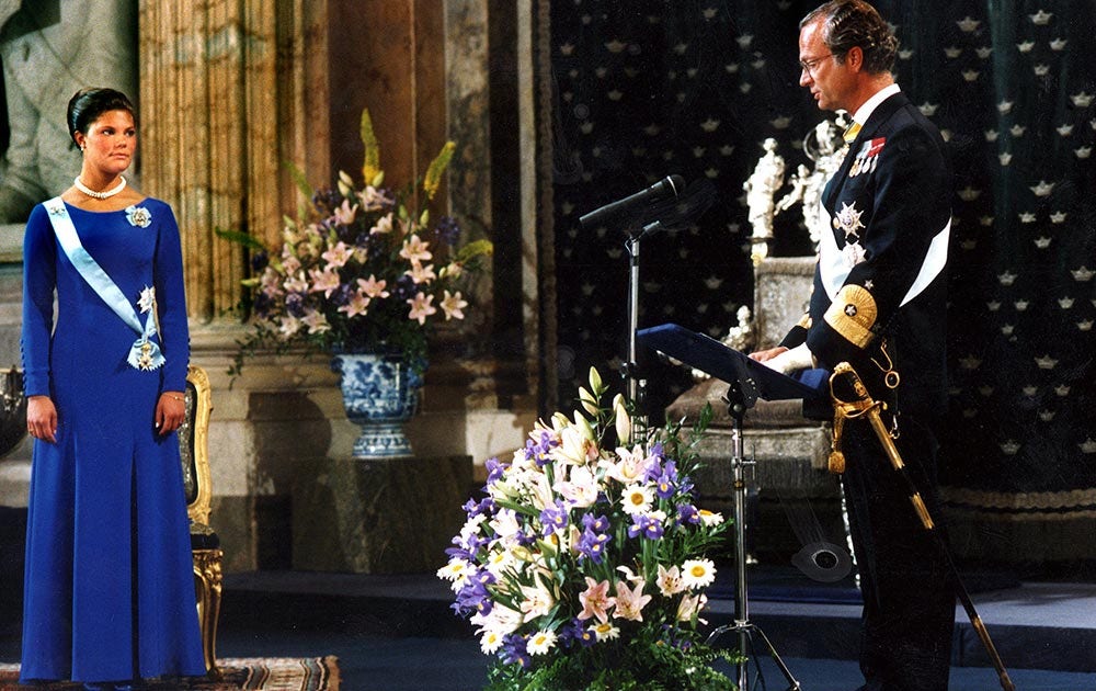 14 juli 1995 blir kronprinsessan Victoria myndig och håller tal i Rikssalen. Hon inleder med orden ”Eders Majestät, kära pappa”.