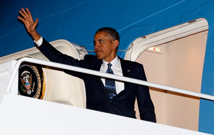 Här går president Barak Obama ombord på Air Force One för sin resa till Sverige.