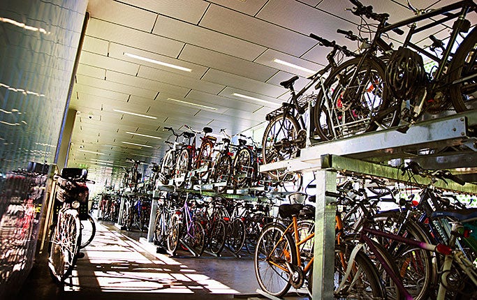 I Älvsjö står cyklarna i täta rader. Här är et fullt nästan jämt.