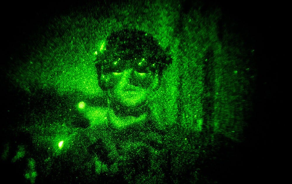 SOG över fritagning av gisslan en mörk höstnatt. Förbandet föredrar att arbeta i mörker, de utnyttjar att de ofta har bättre utrustning än motståndarna.