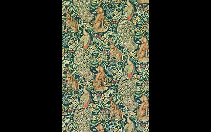 William Morris, en av de ledande inom Arts & Craftsrörelsen i slutet av 1800-talet, är mer murrigt inne än någonsin. Här med harar, rävar och påfåglar.