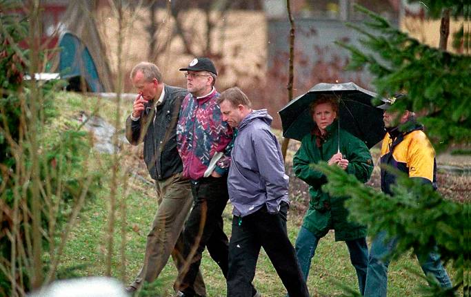 Sture Bergwall tillsammans med förhörsledare Seppo Penttinen, försvarsadvokat Claes Borgström och chefspsykolog Birgitta Ståhle under en vallning i skogarna i norska Drammen i april 1996.