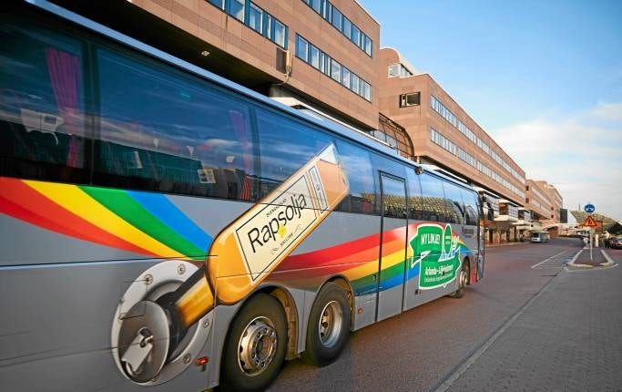 Den svenska klimatpolitiken är på många sätt ett internationellt föredöme, menar miljöforskningsberedningen. Här en flygbuss som körs på rapsolja.