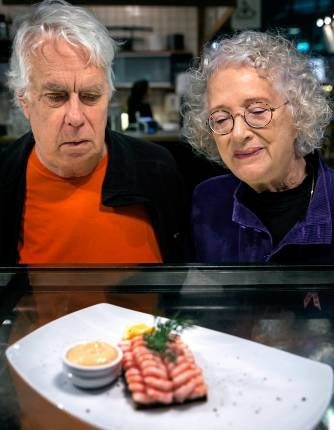DN:s räkpatrull – Mats Holmberg och Magdalena Ribbing – granskar den räksmörgås som kan vara Stockholms bästa.
