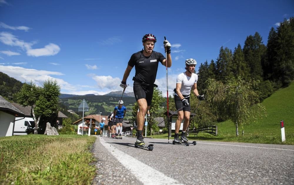 Emil Jönsson på rullskidor under ett för­säsongs­läger i Toblach. Förra veckan tränade landslaget på barmark i italienska Livigno. Nu fortsätter alplägret med glaciärskidåkning i Val Senales.