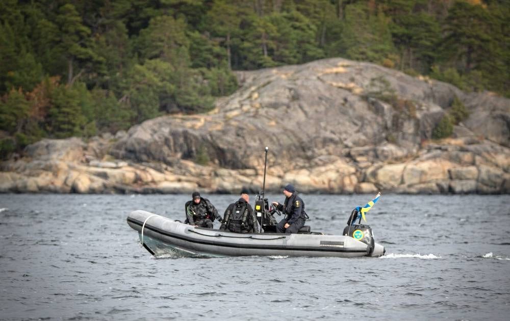 Dykare från försvaret söker vid Malmaön.