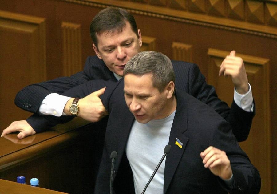 Oleh Ljasjko tar till handgripligheter i parlamentet.