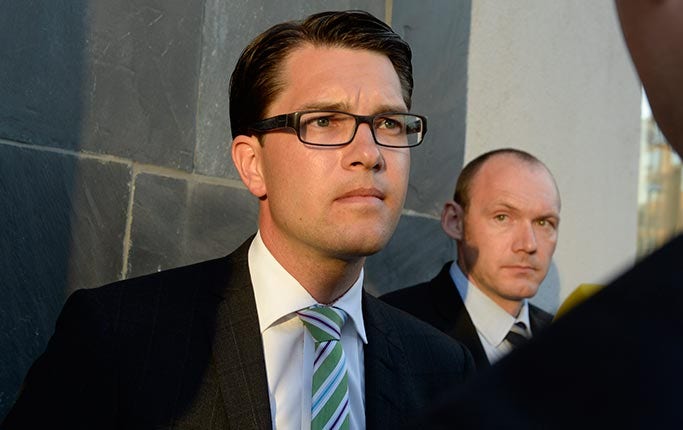 SD-ledaren Jimmie Åkesson får arvode trots att han har sjukersättning.