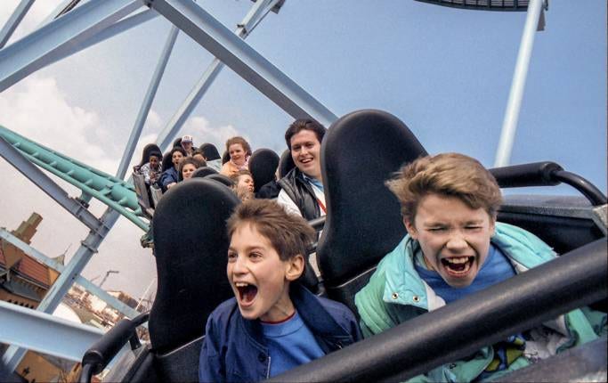 Peter Wolodarski gjorde avtryck i Dagens Nyheter redan som barn. 1989 fångades han (t v) på bild tillsammans med kamraten Simon Carmona Fylking när han i full fart åkte berg-och dalbanan Jetline på Gröna Lund i Stockholm. Bilden på tidningens nuvarande chefredaktör publicerades dagen därpå.