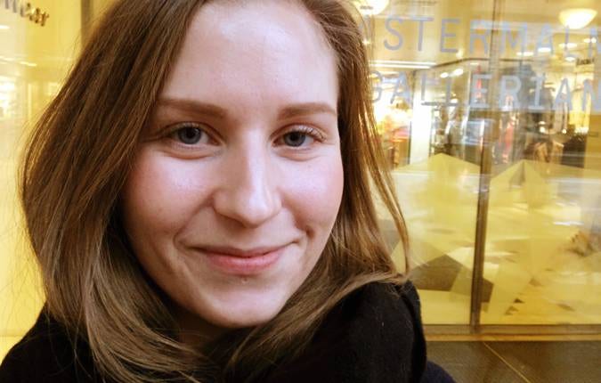 Skulle du kunna tänka dig att hyra ut i andra hand eller att ha en inneboende? Lina Juhlin, 26, bor i andra hand i Bromma: –Nej, jag skulle absolut inte vilja ha en inneboende, jag bor hellre litet och ensam än lite större och tvingas dela med någon för att ha råd. Jag vill ha min privata sfär för mig själv. Men hade jag något att hyra ut i andra hand, då skulle jag göra det.
