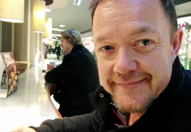 Skulle du kunna tänka dig att hyra ut i andra hand eller att ha en inneboende? Bengt Bäckström, 49, villa i Tyresö: –Jag är en försiktig jäkel, jag skulle verkligen vara tvungen att ha bra koll på vem jag skulle hyra ut till i så fall. Men hade man det och om alla papper vara klara, så varför inte? Jag bor i villa och hade jag ett hus på tomten skulle jag föröka hyra ut det. men det är mycket som ska till, el, vatten, avlopp. Det är inte bara...