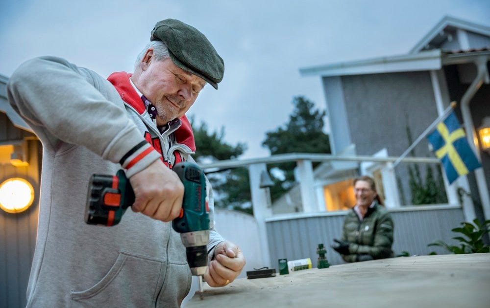 Percy Nilsson öppnar en 133 kilo tung låda innehållande jakttroféer. ”Nu är du i gång med skruvdragaren igen, Nilsson”, säger hustrun Lotta och skrattar.