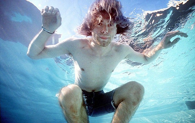 I oktober 1991 ­hoppade Nirvana i en pool i Los Angeles, strax efter släppet av ”Nevermind?”, skivan som gjorde trion till portalfigurer för musikstilen ­grunge, som är ett slanguttryck för ”smutsigt” och ”skitigt”.