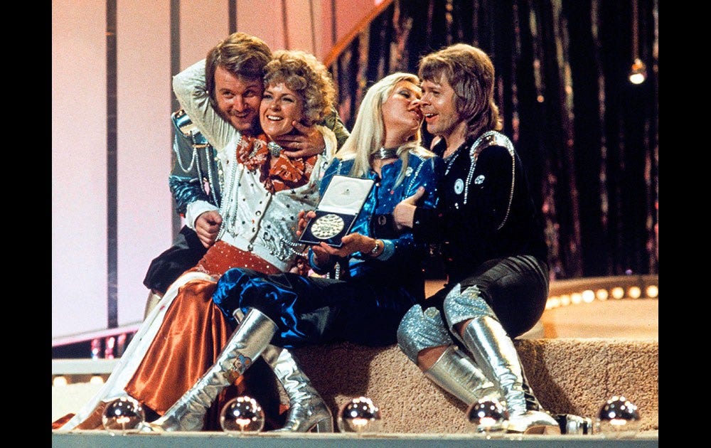 Genombrottet i Eurovision. 1974 vann Abba med ”Waterloo” i Brighton. Händelsen förändrade både Eurovision song contest och Abbornas liv i grunden. Efter det ville alla se ut och låta som den svenska gruppen.