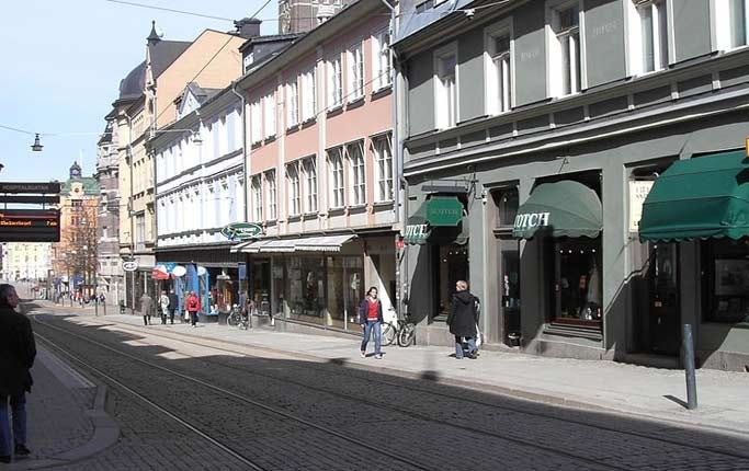På Drottninggatan i Norrköping påträffade polisen på torsdagen en tiggande 15-årig pojke från Rumänien. Han är nu omhändertagen av socialtjänsten. (Arkivbild från 2005)