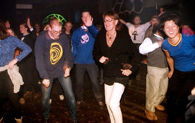 Vänsterpartiets dåvarande partiledare Gudrun Schyman på rejvparty i Docklands i Nacka 1996.