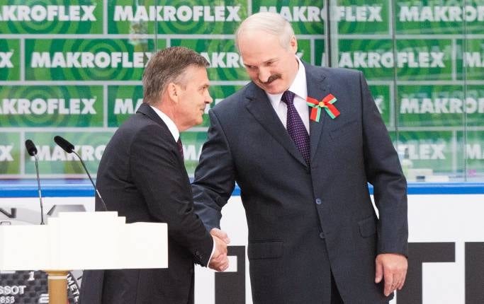 Internationella ishockeyförbundets ordförande René Fasel skakar hand med Vitrysslands president Alexander Lukasjenko inför öppningsmatchen i ishockey-VM.
